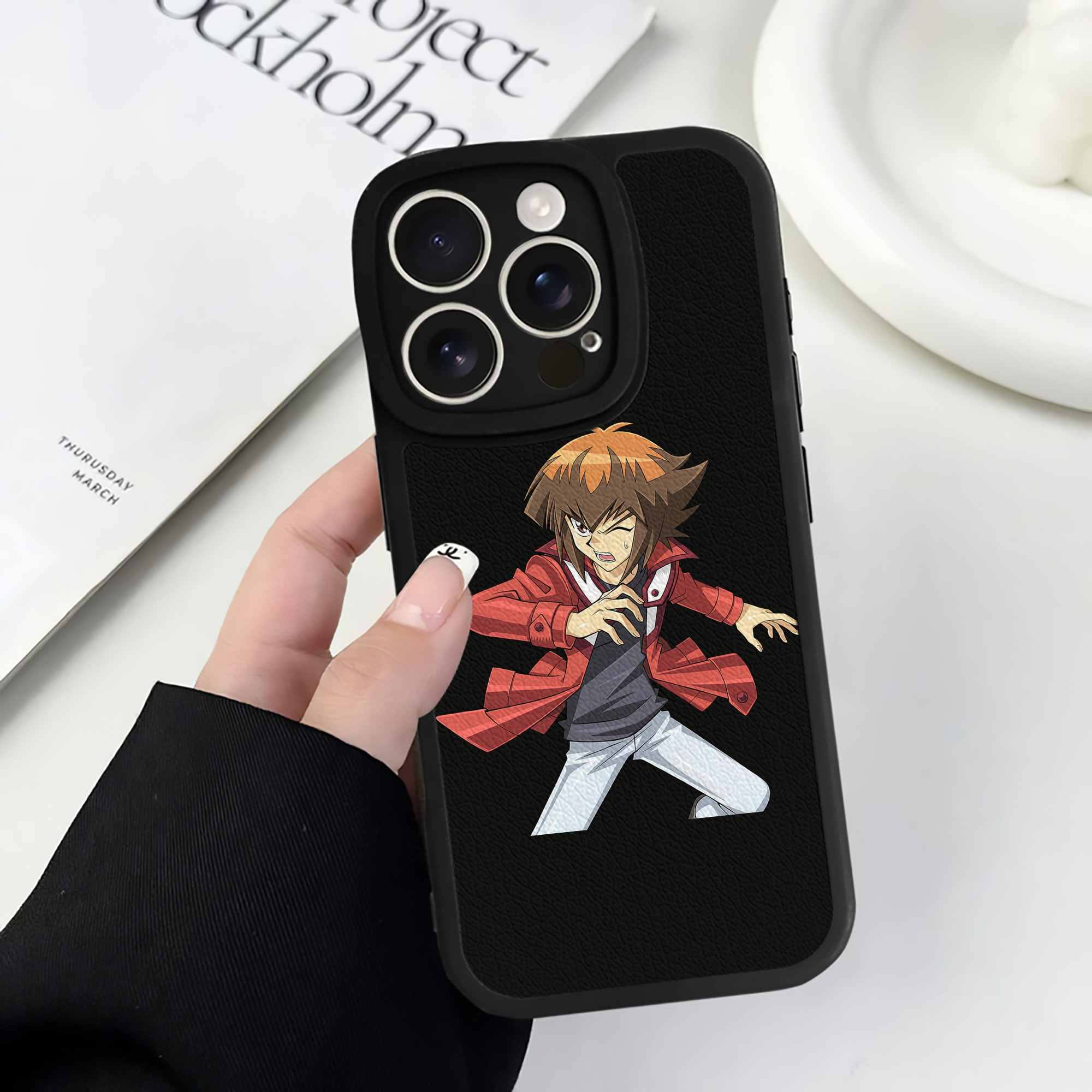 （画像用） 遊☆戯☆王 Yu-Gi-Oh! 【iPhone 16シリーズ対応】シリコンスマホケース（レザー調） 材質：シリコン